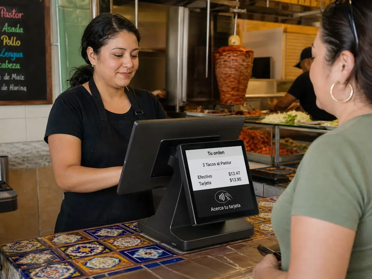 Sistema POS de doble pantalla operando en una taquería